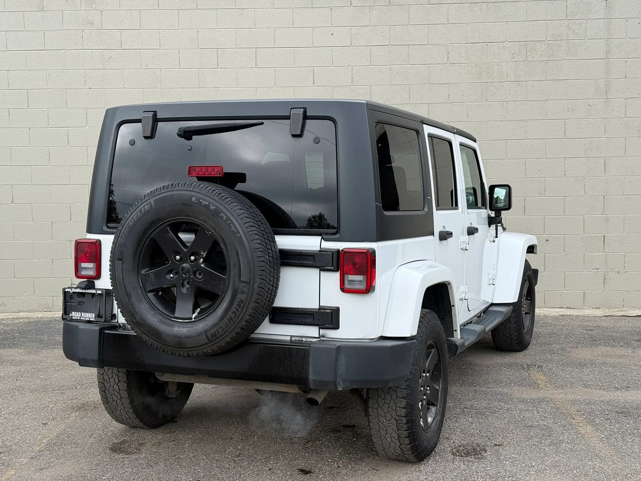 Used 2015 Jeep Wrangler Unlimited Sahara AWD/4WD image 7