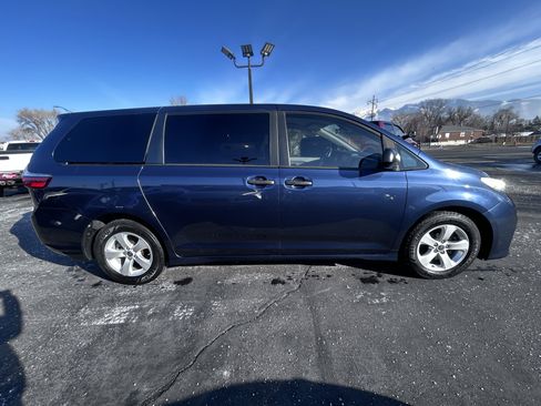 Used 2020 Toyota Sienna L image 4