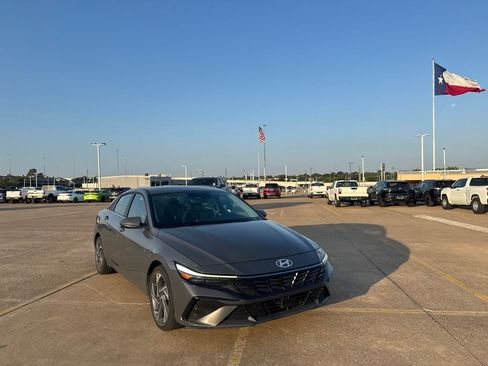 Used 2025 Hyundai Elantra SEL FWD image 2