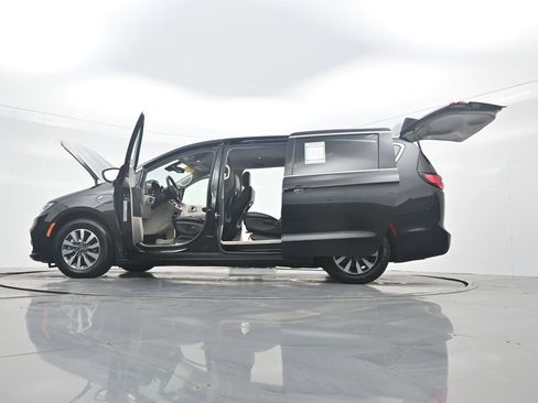 Used 2023 Chrysler Pacifica Touring-L FWD image 44