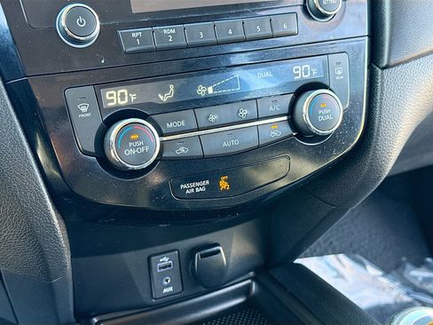 Used 2017 Nissan Rogue SV w/ Midnight Edition image 11