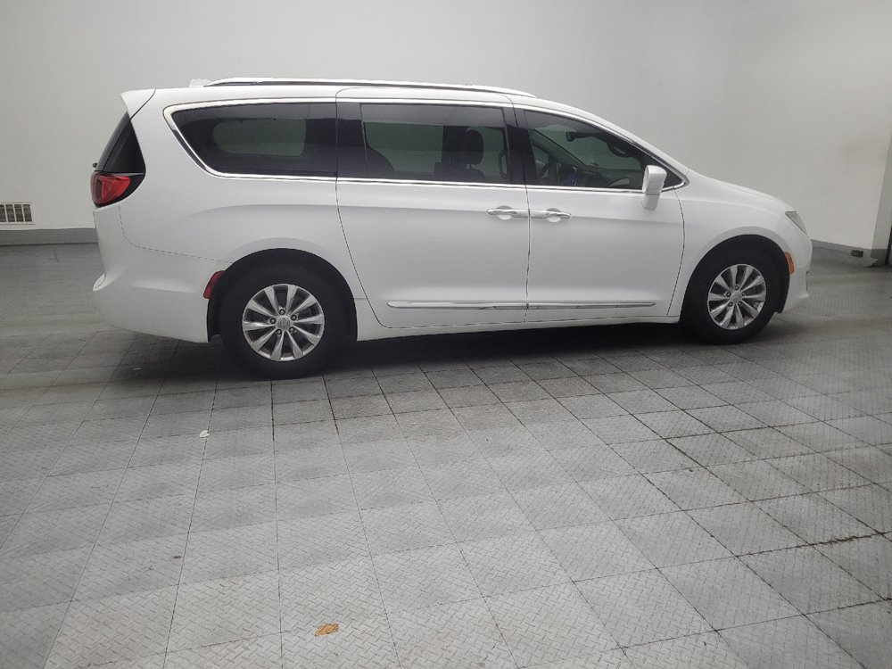 Used 2019 Chrysler Pacifica Touring-L FWD image 10
