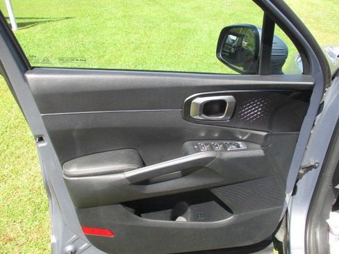 Used 2022 Kia Sorento LX image 15