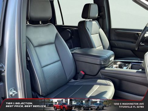 Used 2025 Chevrolet Suburban Premier RWD image 16