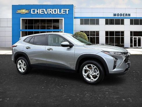 Used 2024 Chevrolet Trax LS w/ LS Convenience Package FWD image 6