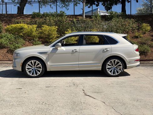 Used 2025 Bentley Bentayga image 9