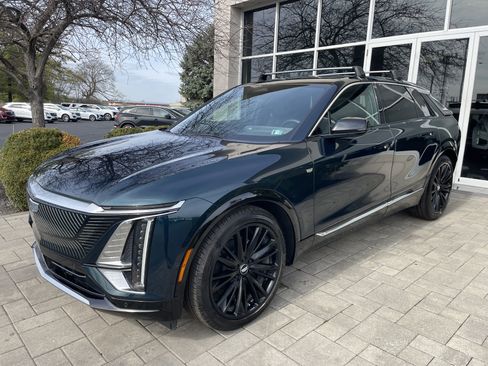 Used 2025 Cadillac Lyriq Luxury image 3