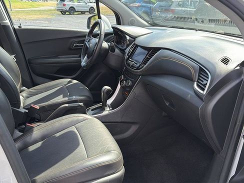 Used 2021 Chevrolet Trax LT w/ Driver Confidence Package FWD image 4