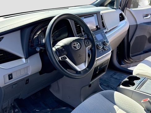 Used 2016 Toyota Sienna LE image 4