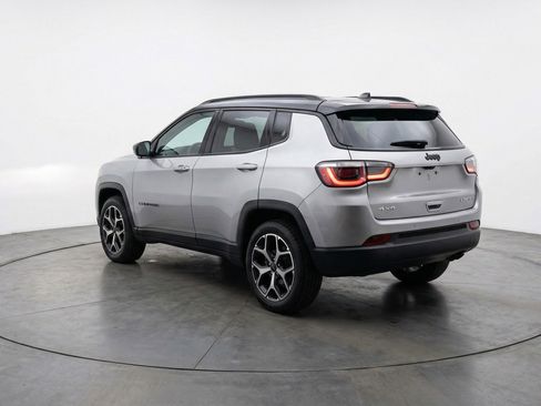 Used 2025 Jeep Compass Limited image 6
