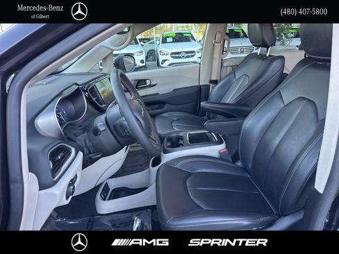 Used 2023 Chrysler Pacifica Touring-L FWD image 8