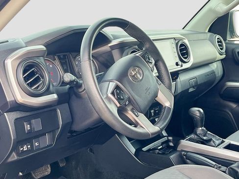 Used 2022 Toyota Tacoma SR5 AWD/4WD image 9