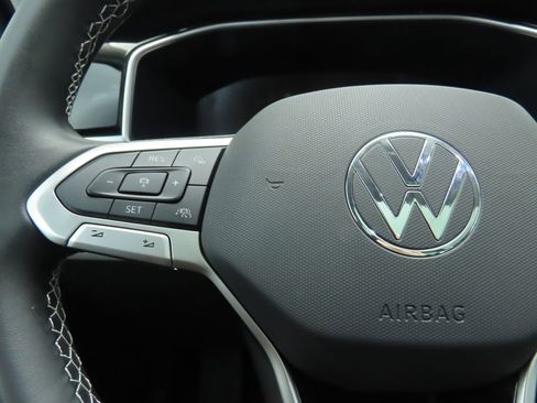 Certified 2025 Volkswagen Taos SE w/ Panoramic Sunroof Package image 11