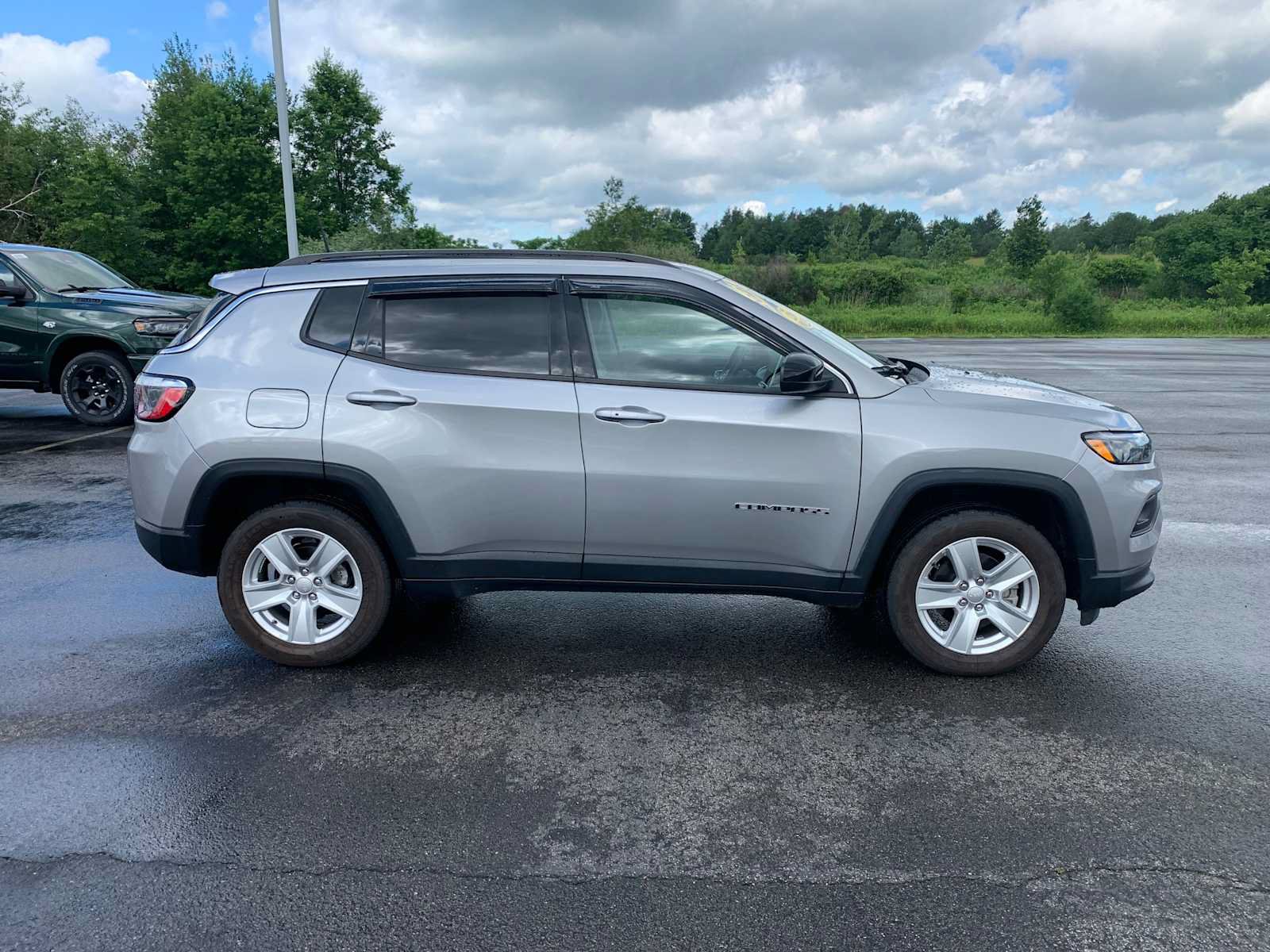 Used 2022 Jeep Compass Latitude w/ Convenience Group AWD/4WD image 2