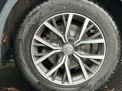 Used 2020 Volkswagen Tiguan SE image 33