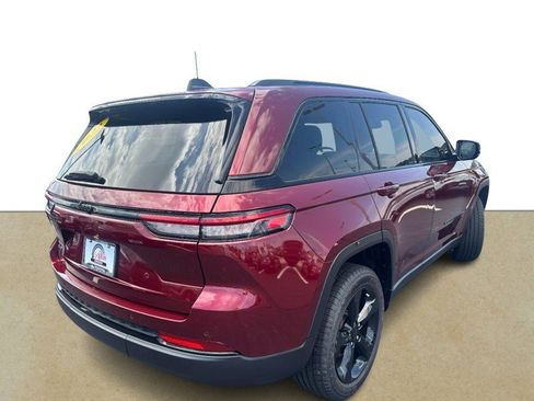 Used 2022 Jeep Grand Cherokee Altitude AWD/4WD image 4