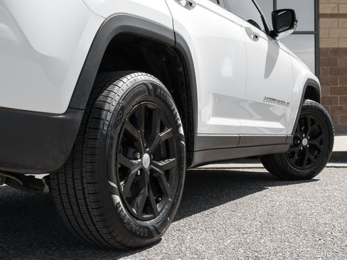 Used 2023 Jeep Grand Cherokee Limited AWD/4WD image 11