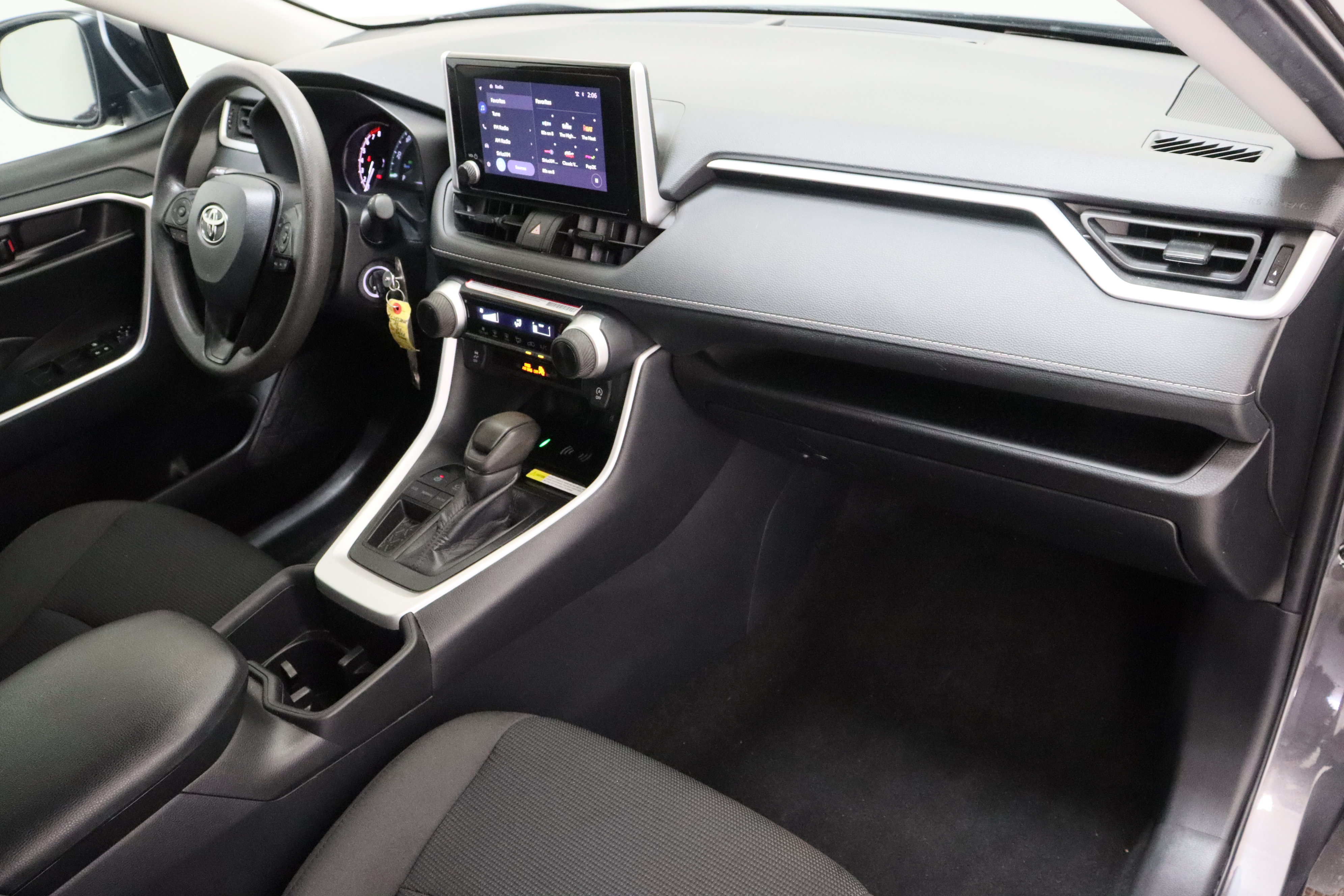 Used 2024 Toyota RAV4 LE FWD image 32