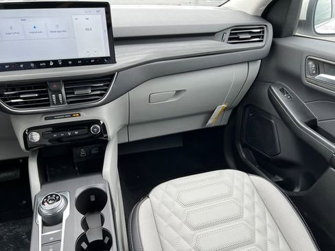 New 2024 Ford Escape SE w/ PHEV Premium Package image 31