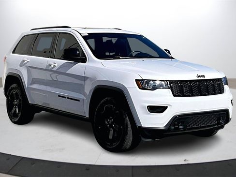 Used 2019 Jeep Grand Cherokee Laredo image 2