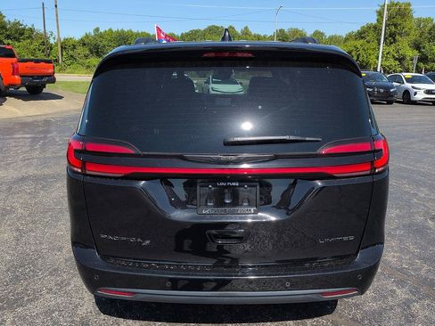 Used 2025 Chrysler Pacifica Limited FWD image 6