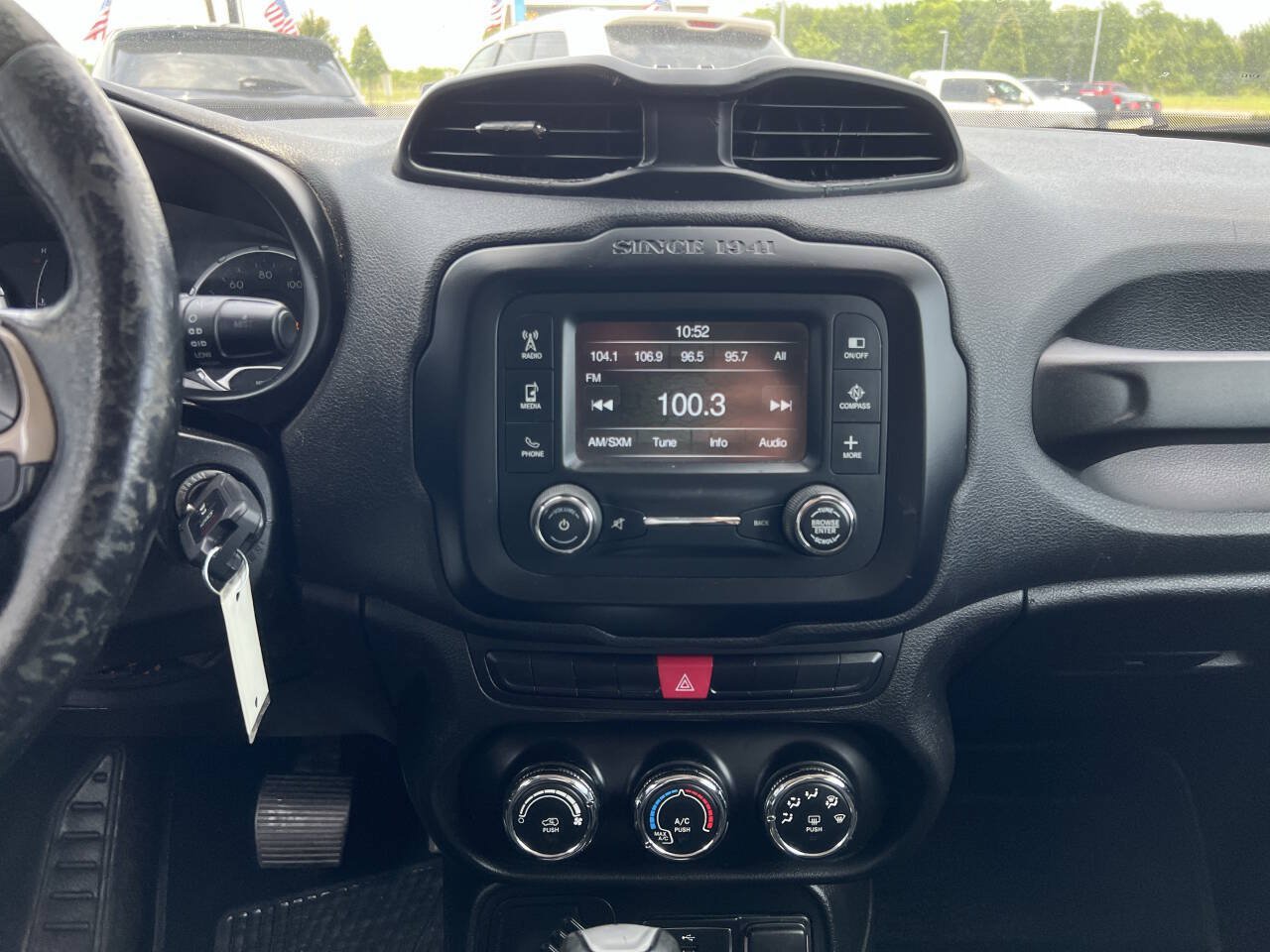 Used 2015 Jeep Renegade Latitude FWD image 19