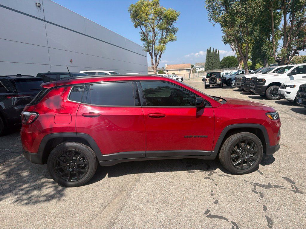 Used 2026 Jeep Compass Latitude AWD/4WD image 6