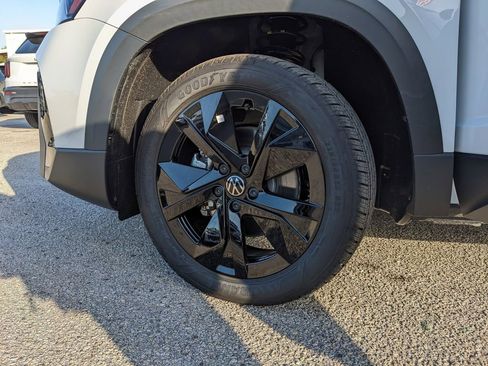 New 2026 Volkswagen Taos SE FWD image 31