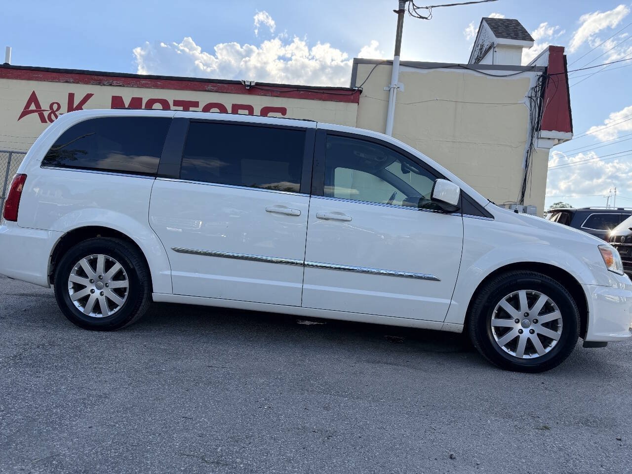 Used 2013 Chrysler Town & Country Touring FWD image 9
