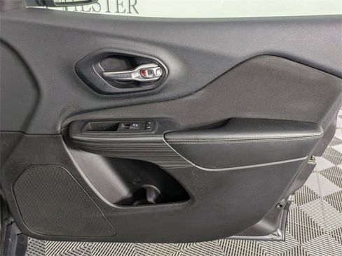 Used 2015 Jeep Cherokee Latitude w/ Cold Weather Group image 31