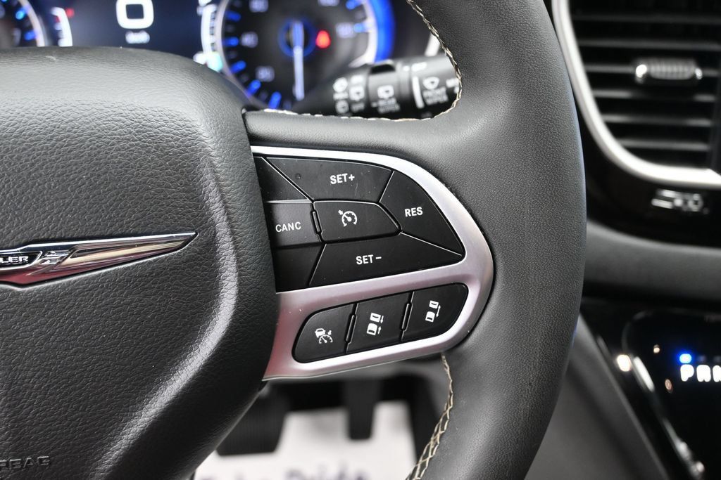 Used 2025 Chrysler Pacifica Select FWD image 13