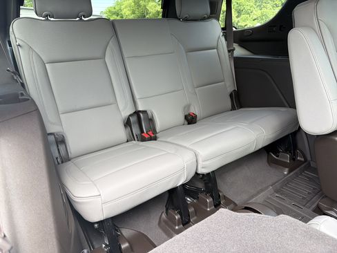 Used 2023 GMC Yukon SLT w/ SLT Luxury Package RWD image 16