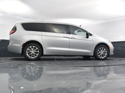 New 2026 Chrysler Pacifica Select AWD/4WD image 54
