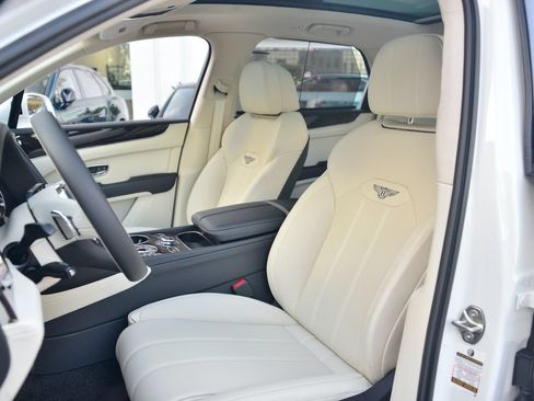 Used 2023 Bentley Bentayga AWD/4WD image 9