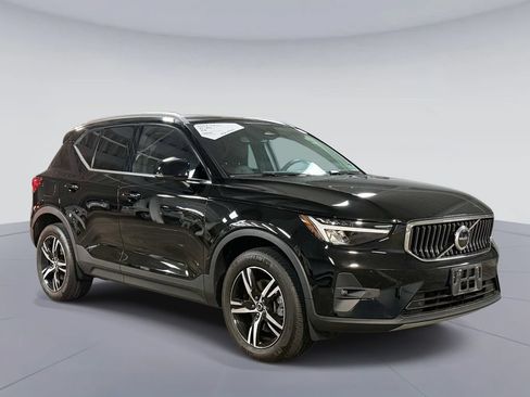Used 2023 Volvo XC40 B4 Plus FWD image 9