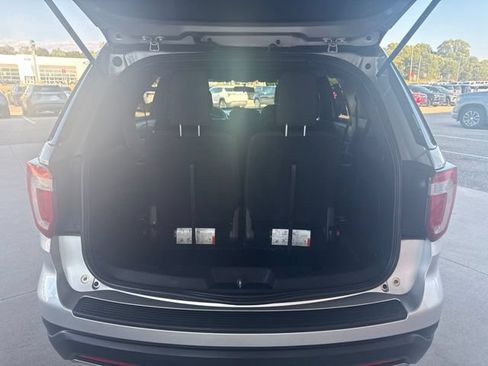 Used 2018 Ford Explorer XLT FWD image 32