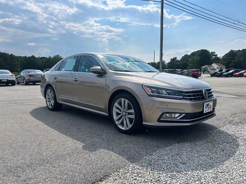 Used 2017 Volkswagen Passat 1.8T SEL Premium FWD image 7