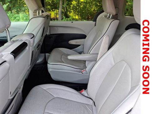 Used 2017 Chrysler Pacifica Platinum FWD image 11