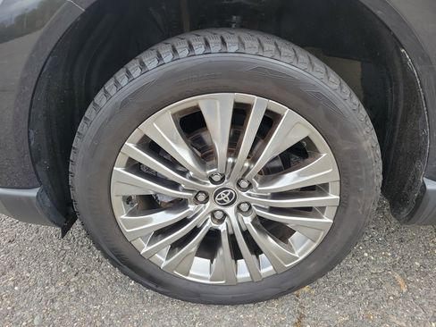 Used 2021 Toyota Venza LE image 12