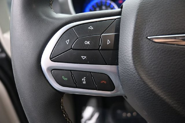 Used 2024 Chrysler Pacifica Touring-L FWD image 14