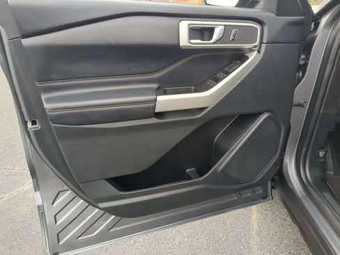 Used 2021 Ford Explorer XLT w/ Equipment Group 202A RWD image 12