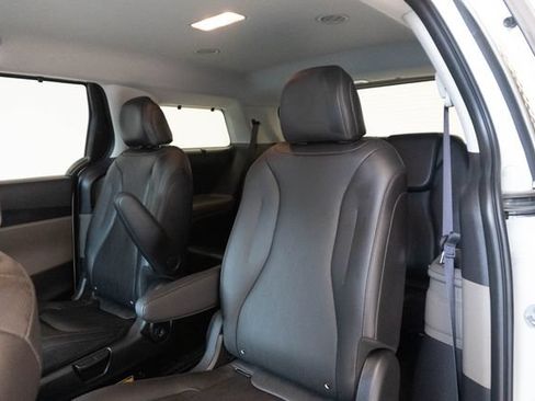 Used 2026 Kia Carnival EX FWD image 19