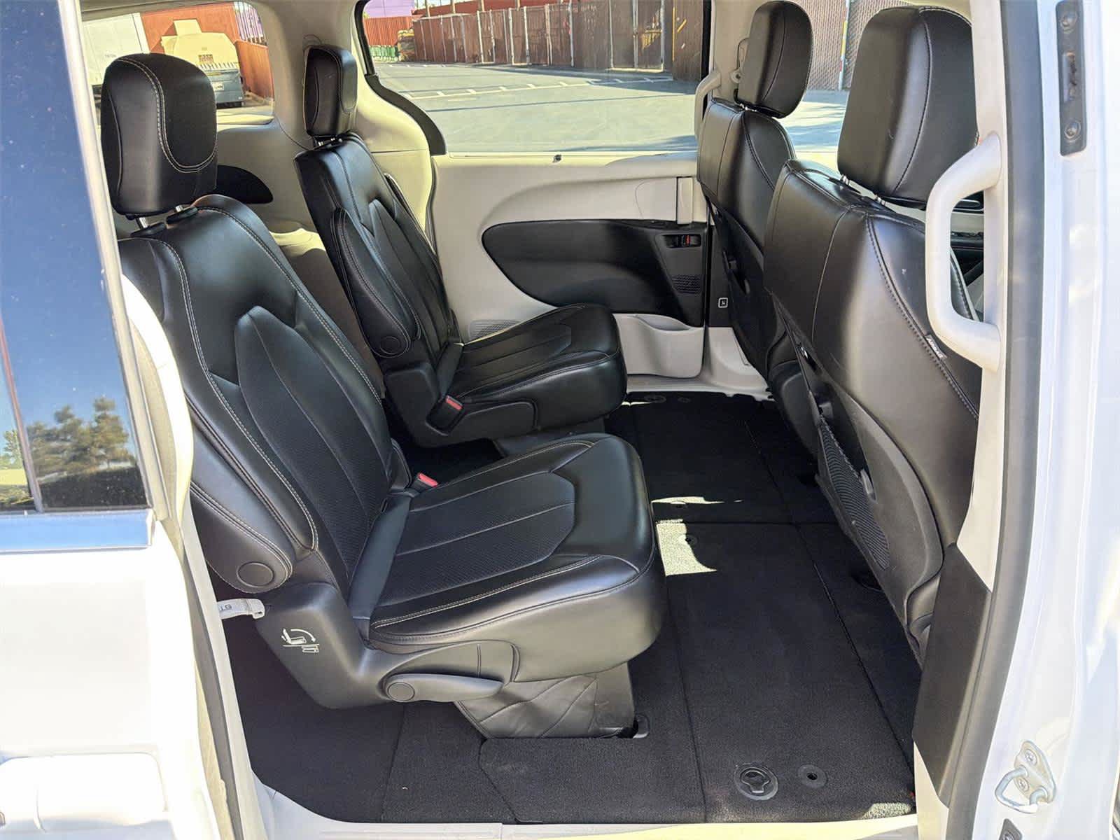 Used 2023 Chrysler Pacifica Touring-L FWD image 14