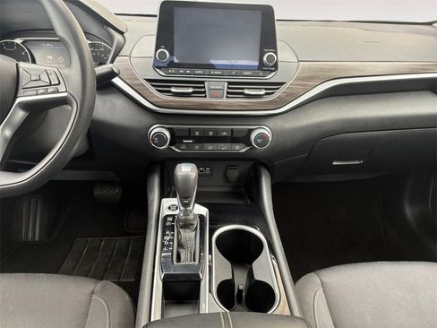 Used 2024 Nissan Altima 2.5 SV image 11