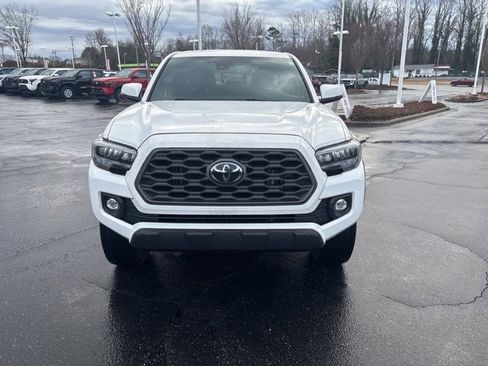Used 2022 Toyota Tacoma TRD Off-Road image 2