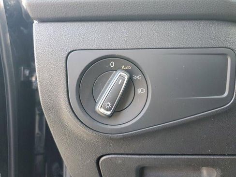 Used 2021 Volkswagen Tiguan SE image 28