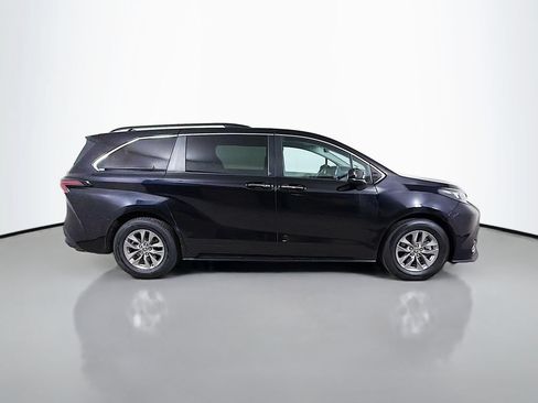 Used 2024 Toyota Sienna XLE FWD image 5