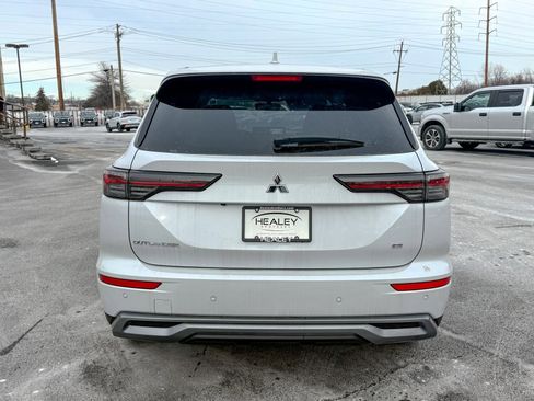 New 2025 Mitsubishi Outlander SE image 6