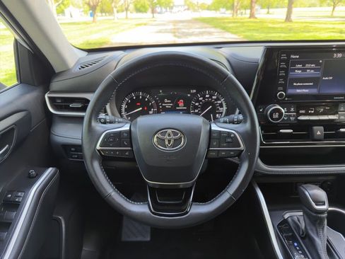 Used 2021 Toyota Highlander XLE AWD/4WD image 6