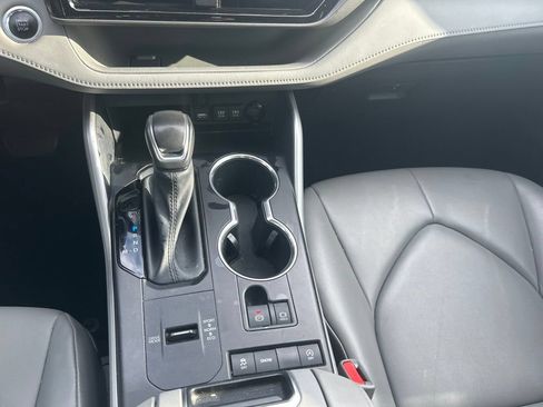Used 2021 Toyota Highlander XLE FWD image 8